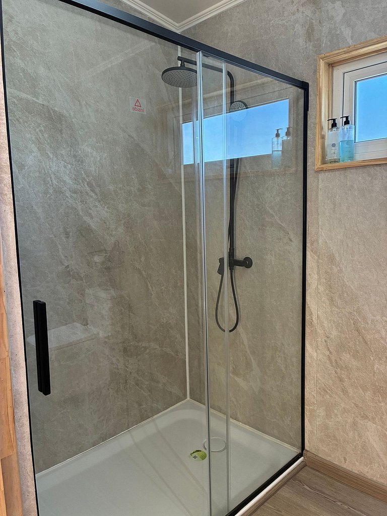 Container con tina temperada